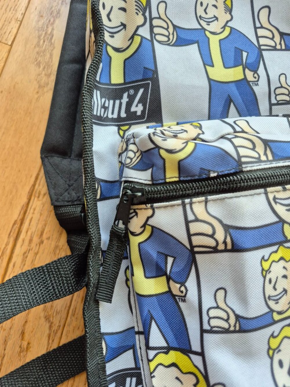 Fallout 4 Vault Reversible Backpack - Picture 4 of 14
